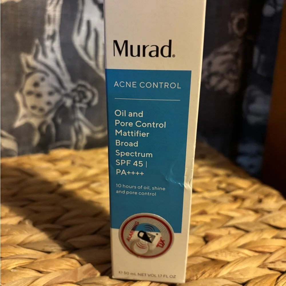 Murad Acne Control SPF 45 - White and Blue Packaging - Picture 2 of 5
